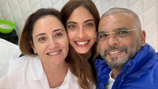 שומר על העור. אייל גולן, החברה דניאל והקוסמטיקאית פולה (צילום מסך) שומר על העור. אייל גולן, החברה דניאל והקוסמטיקאית פולה