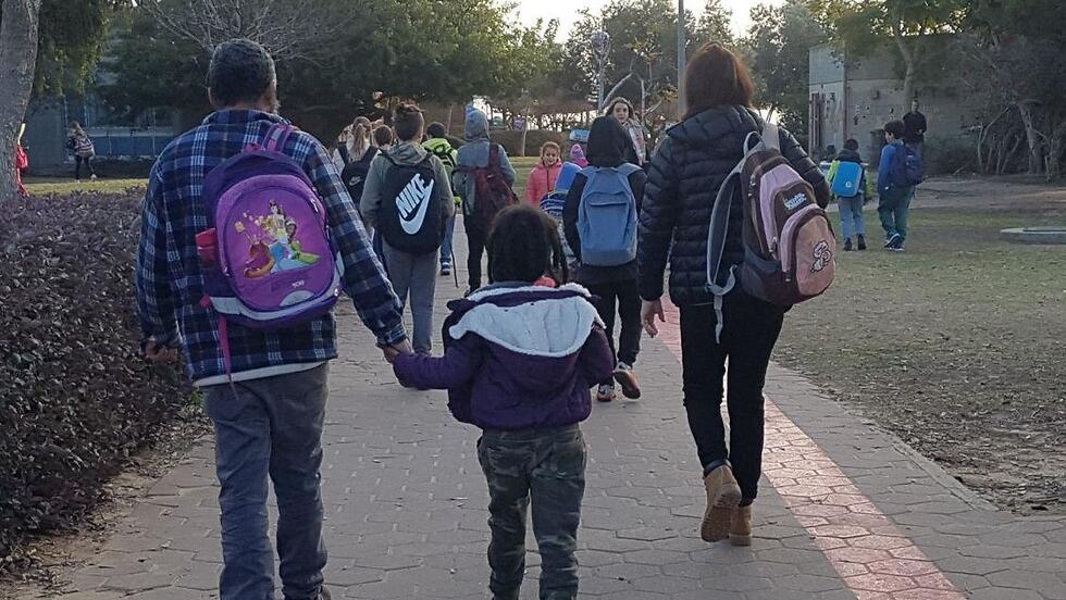 "קשה מאוד למצוא עובדי חינוך שמוכנים להיכנס להרפתקה". תלמידים בדרכם ללימודים בעוטף (צילום: בראל אפרים) תלמידי בית ספר "ניצני אשכול" בעוטף עזה בדרכם ללימודים, לאחר ירי חמאס אמש