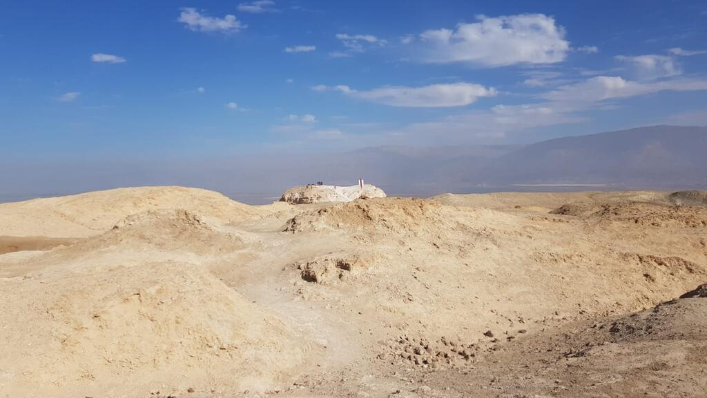 היום תורגש עלייה בטמפרטורות, ויהיה שרבי ומעט אביך. מדבר יהודה (צילום: נועה תמרי) מטיילים בהר סדום, מדבר יהודה
