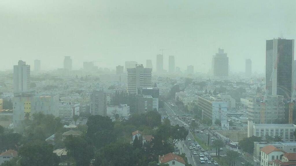 ''בפעם הבאה שאת מסתכלת על אבק, תראי איזה דבר מזין זה'' (צילום: משרד הגנת הסביבה) סופת אבק מעל תל אביב