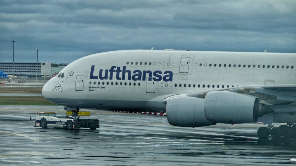 Lufthansa aircraft (Photo: Yoav Yaari) מטוס לופטהנזה בשדה התעופה בפרנקפורט