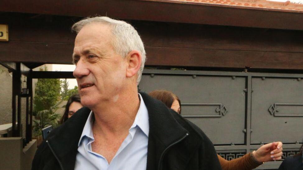 שר הביטחון גנץ ליד ביתו בראש העין (צילום: מוטי קמחי) הצהרה בני גנץ