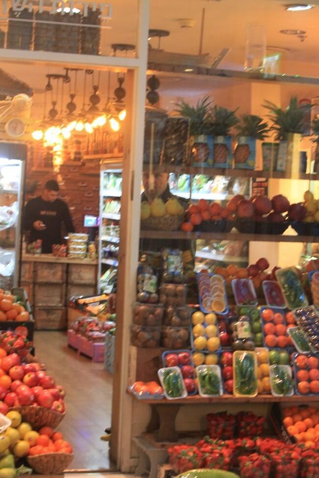 מקום בטוח בין האננס לאגסים (צילום: מוטי לבטון) מקום בטוח בין האננס לאגסים