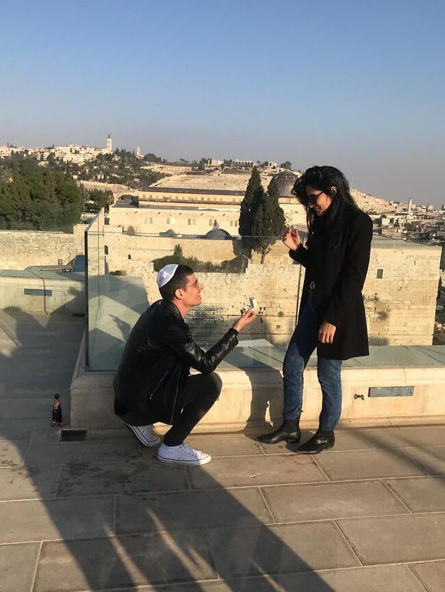 מאורסים! מגי אזרזר וקותי סבג