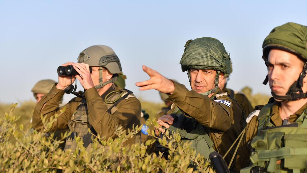 הרמטכ"ל כוכבי לצד טולדנו, סיור בגבול רצועת עזה (צילום: דובר צה"ל ) אביב כוכבי בסיור בגבול רצועת עזה