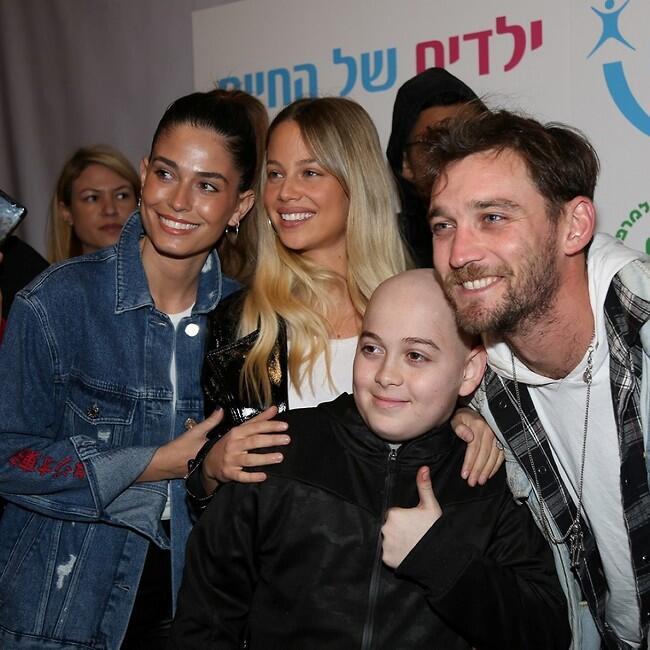 משמחים ילדים חולי סרטן. דין מירושניקוב, זומר וסימנוביץ' (צילום: דור ערבה) משמחים ילדים חולי סרטן. דין מירושניקוב, זומר וסימנוביץ'