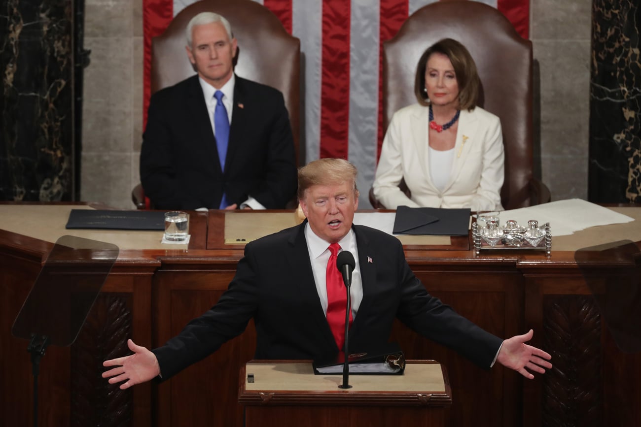 VP Mike Pence and Speaker of the House Nancy Pelosi watch Donald Trump deliver his State of the Union address (Photo: Getty Images) נשיא ארה"ב דונלד טראמפ ב נאום מצב האומה ב בית הנבחרים האמריקני מייק פנס ננסי פלוסי