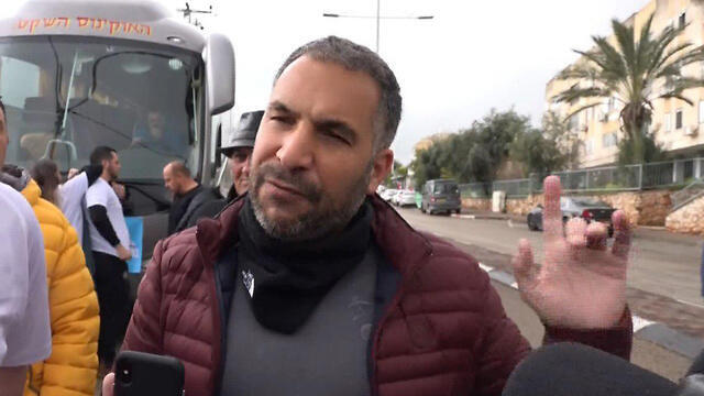 קובי בנסיעה הראשונה באוטובוסים בעיר בשבת (צילום: אביהו שפירא) קובי בנסיעה הראשונה באוטובוסים בעיר בשבת