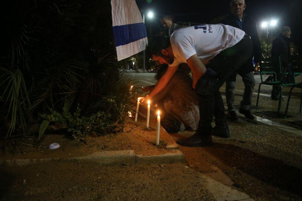 Mourners lighting candles in memory of Ori Ansbacher (Photo: Moti Kimchi) הדלקת נרות לזכרה של אורי אנסבכר