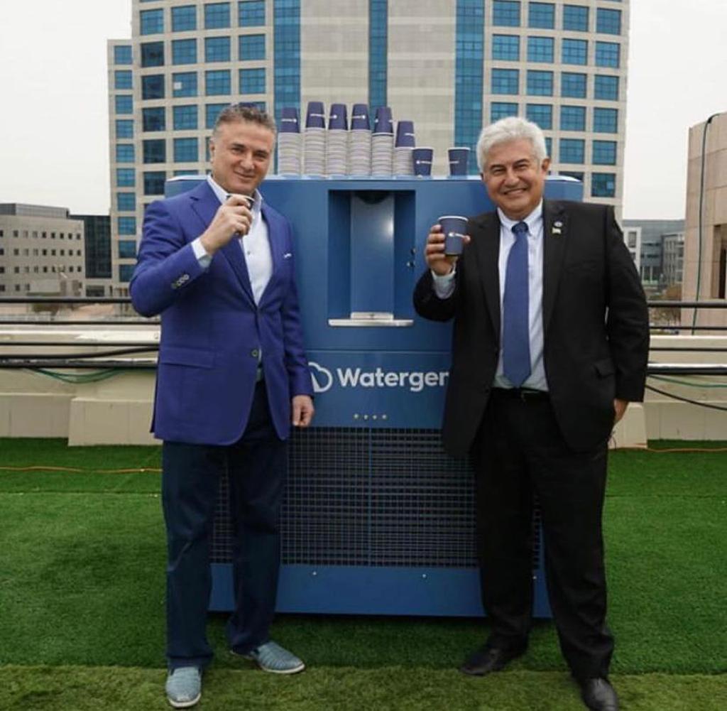 Michael Mirilashvili and Brazilian Science Minister Marcos Pontes during a demonstration of the Watergen device in Rio (Photo: Watergen) ד״ר מיכאל מירילשוילי