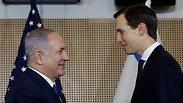 נתניהו ויועצו של טראמפ ג'ארד קושנר לוחצים ידיים בוועידת ורשה, פולין, 14 בפברואר 2019
