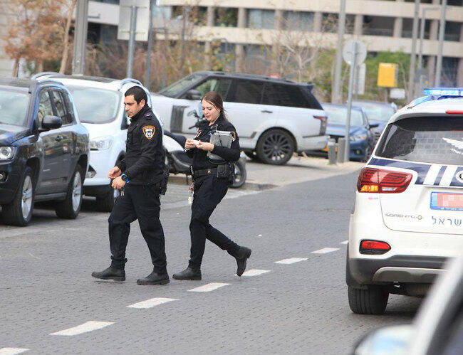 השוטרים בדרך לזירה (צילום: מוטי לבטון) השוטרים בדרך לזירה