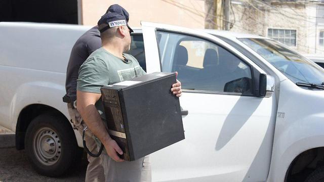 תפיסת מחשבים בעת מעצר החשודים בהונאה כלפי קשישים ואוכלוסיות מוחלשות