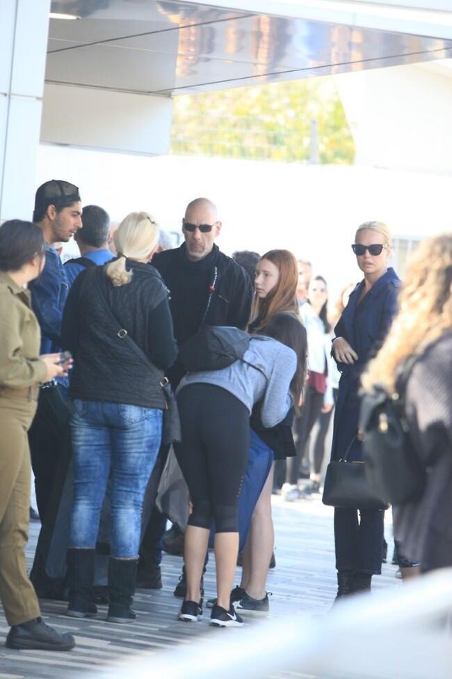 מה, לא אנחנו לא מוזמנים?