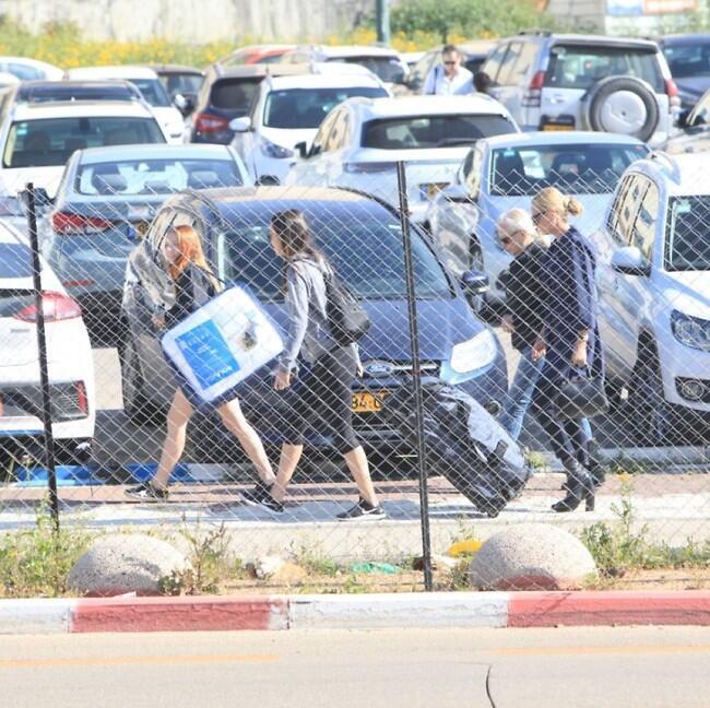 מתרגלות הליכה בשורה. בנות משפחת גוטמן