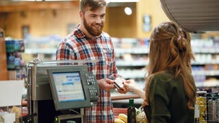 קופאית ולקוח בסופרמרקט אילוסטרציה