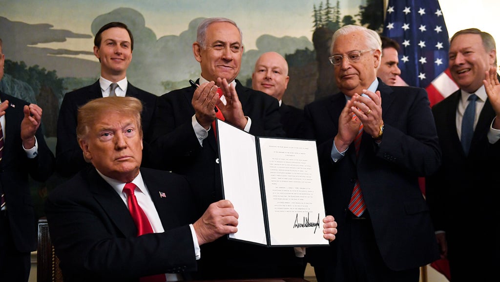 Benjamin Netanyahu joins Trump administration officials at a signing ceremony to recognize Israel's sovereignty over the Golan Heights
(Photo: AP) טקס חתימה הכרה ריבונות ישראל רמת הגולן