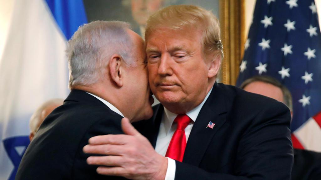 PM Netanyahu hugs Trump in Washington (Photo: Reuters) בנימין נתניהו פגישה עם נשיא ארה"ב דונלד טראמפ וושינגטון ארה"ב