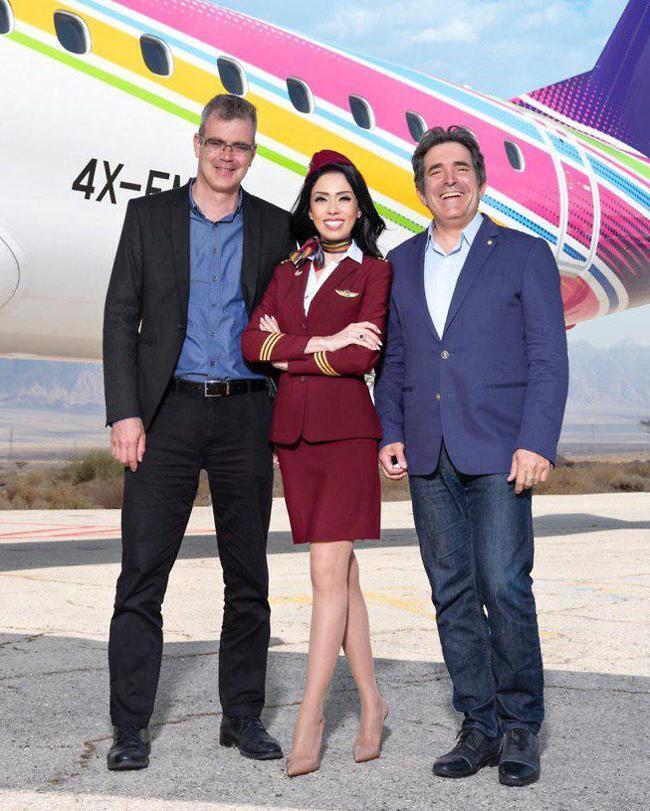 טיסה נעימה. ראידמן עם ניר דגן מנכ"ל קבוצת ארקיע ועוז ברלוביץ מנכ"ל ארקיע אינטרנשיונל (צילום: אלכס ליפקין) טיסה נעימה. ראידמן עם ניר דגן מנכ"ל קבוצת ארקיע ועוז ברלוביץ מנכ"ל ארקיע אינטרנשיונל
