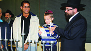 כפיר לוי, שנפצע קשה בעזה, בהדלקת נרות עם הרב מנחם קנטור