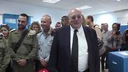 יו"ר ועדת הבחירות חנן מלצר מגיע למחנה עופר
