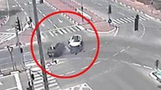 חצה באור אדום והתנגש חזיתית ברכב