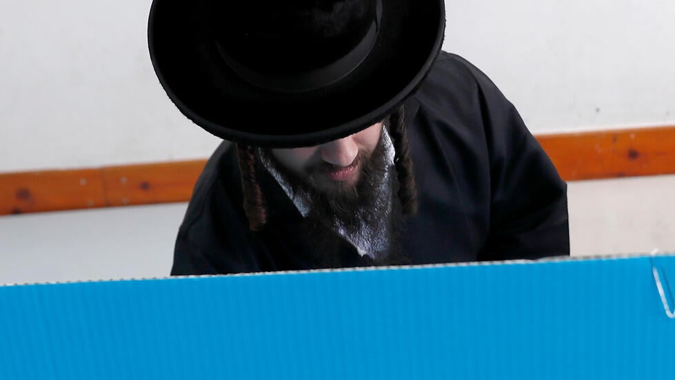 Haredi man voting in Israeli elections (Photo: EPA) מצביע חרדי