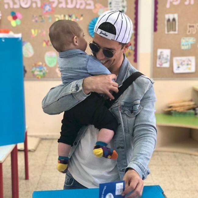 התאימו ג'קטים. הראל סקעת ובייבי ארי התאימו ג'קטים. הראל סקעת ובייבי ארי