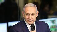 רה"מ בנימין נתניהו בחדר הבקרה של התעשייה האווירית לצפייה בנחיתת חללית "בראשית" על הירח