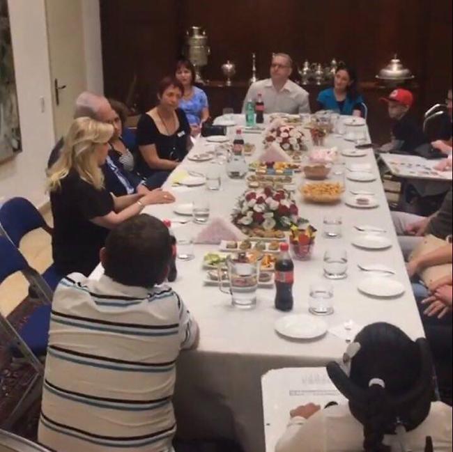 נשארו עם הילדים המאוכזבים. הזוג נתניהו (ז'אן כהן) נשארו עם הילדים המאוכזבים. הזוג נתניהו