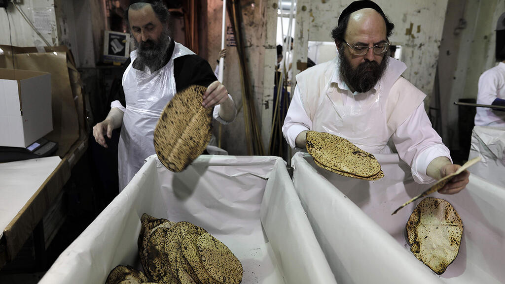 מצות בבני ברק, ארכיון. "יש תחליפים כשרים לפסח" (צילום: AFP) אפיית מצות בבני ברק