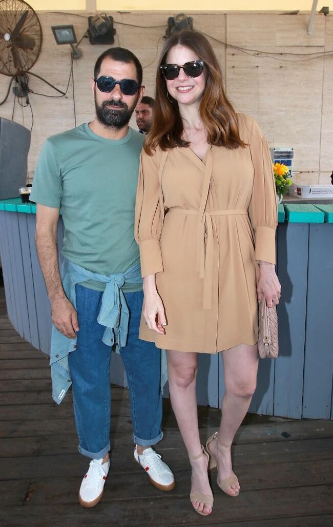 חייבת תמונה אחת גם איתו 