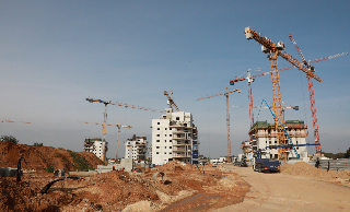   ירידה שנתית ורבעונית בהתחלות הבנייה. אתר בנייה 