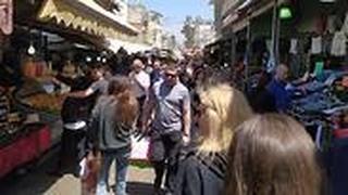 הכנות וקניות ארחונות לקראת ליל הסדר בשוק הכרמל