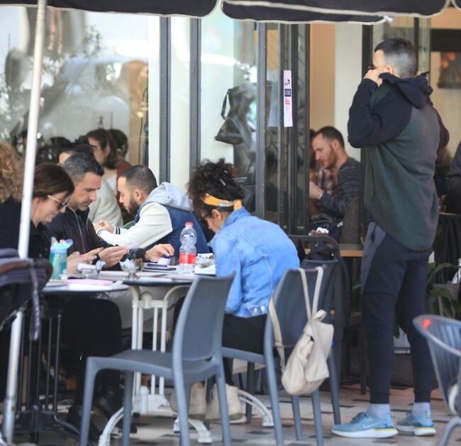 מסדר את עצמו לפני שמתיישב מול אלברט