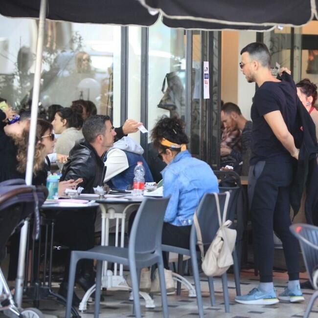 קר שם בחוץ. אסי עזר ואלברט אסקולה