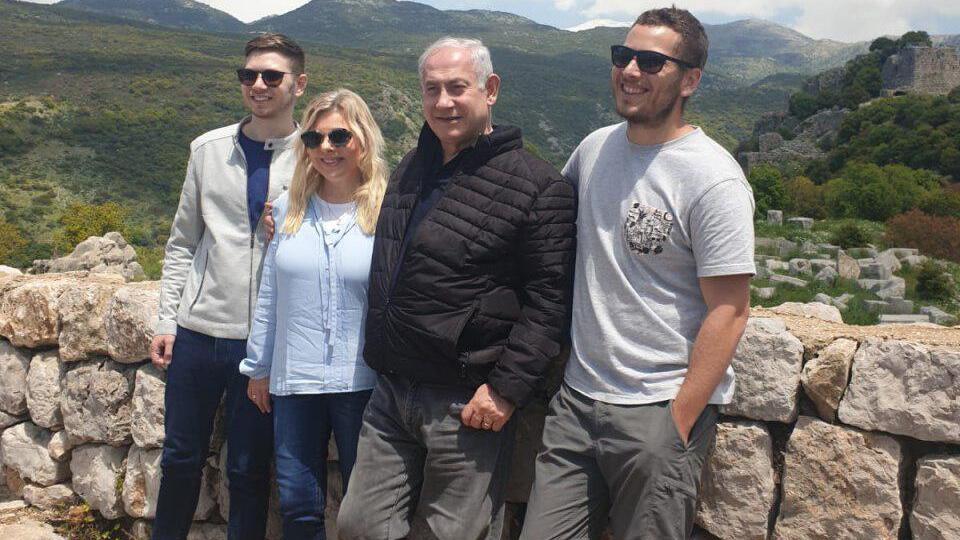 Former prime minister Benjamin Netanyahu, center, and family משפחת נתניהו בחופשה ברמת הגולן