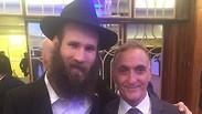 הרב שניאור מיידנצ'יק עם קונסול ישראל בניו דלהי אלי סנה בבית חב"ד בסרי לנקה