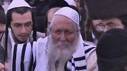 הרב ברלנד נכנס לרחבת הכותל רגלית ללא  "כבוד האדמו"רים" 