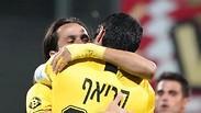 קריאף מחבק את בניון