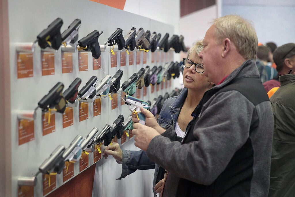 בתערוכת נשק של לובי הרובאים האמריקני NRA. סירוב להקשיח את ההגבלות (צילום: AFP) ארה"ב לובי נשק NRA תערוכה