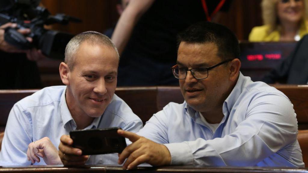 Blue & White MKs Hili Tropper and Michael Bitan in the Knesset (Photo: Alex Kolomoisky) יום הכשרה לח"כים חדשים