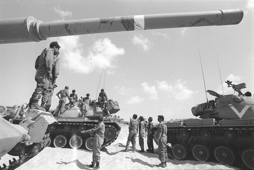 כוח טנקים בחזית בסיני במלחמת יום הכיפורים, ארכיון (צילום: אבי שמחוני , ארכיון צה"ל במשרד הביטחון) מלחמת יום הכיפורים. כח טנקים מסוג מגח (פטון) בהתארגנות במרחב עורפי בחזית סיני
