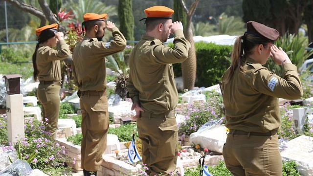 האוטובוסים לבתי העלמין הצבאיים יתוגברו, ומשרד הביטחון יפעיל שאטלים (צילום: מוטי קמחי) האוטובוסים לבתי העלמין הצבאיים יתוגברו, ומשרד הביטחון יפעיל שאטלים