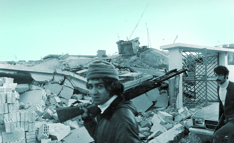 תמונה של איש חמוש באיזור הפשיטה