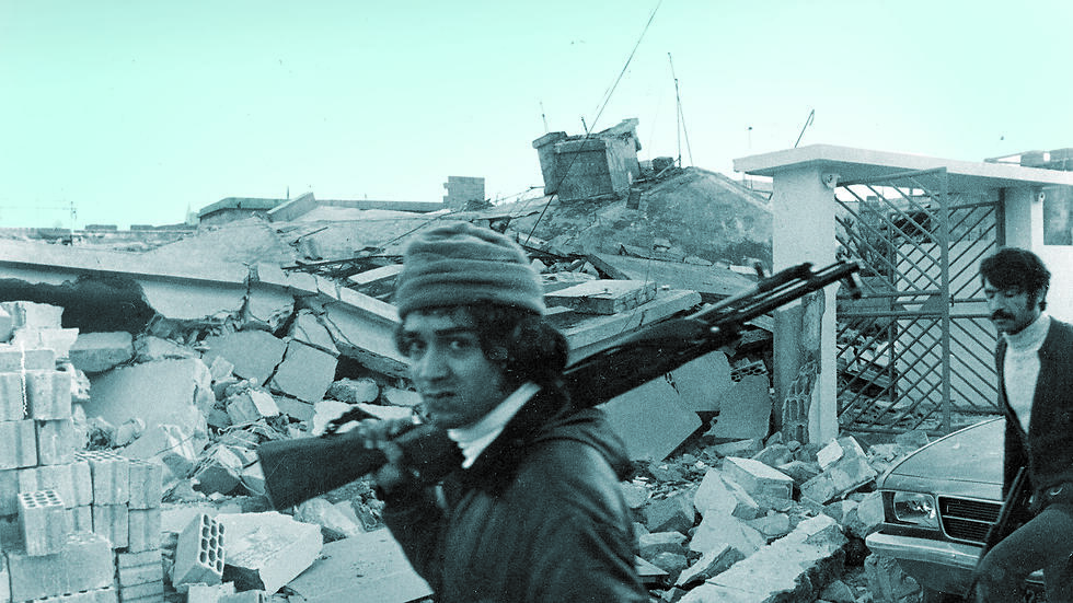 תמונה של איש חמוש באיזור הפשיטה
