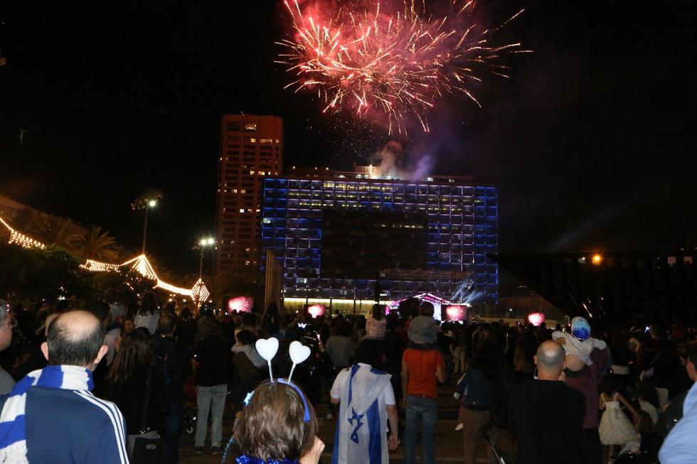 Fireworks in Tel Aviv during last year's Independence Day celebrations (Photo: Moti Kimchi) חגיגות יום העצמאות בתל אביב