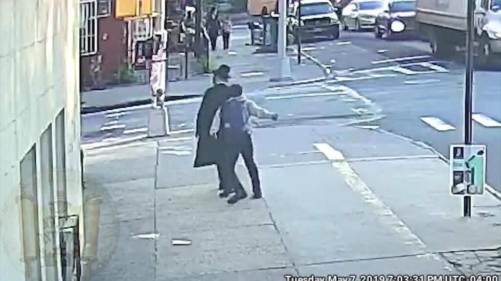 פשע שנאה בניו יורק: אברך הותקף באמצע הרחוב