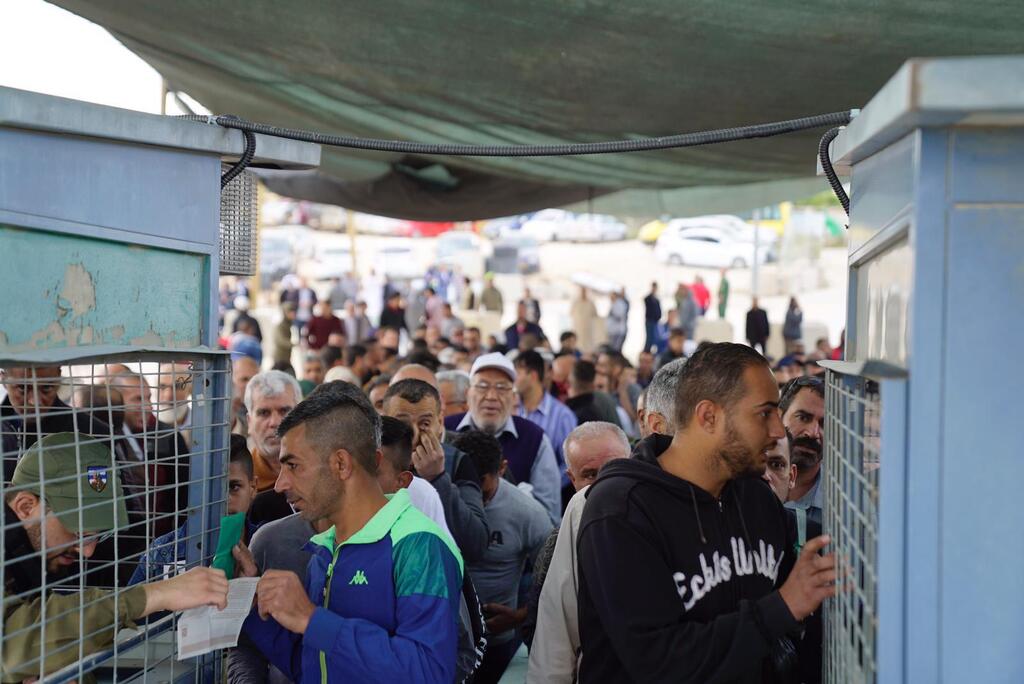 פלסטינים במעבר ליד ירושלים (צילום: דובר צה"ל) פלסטינים במעברים
