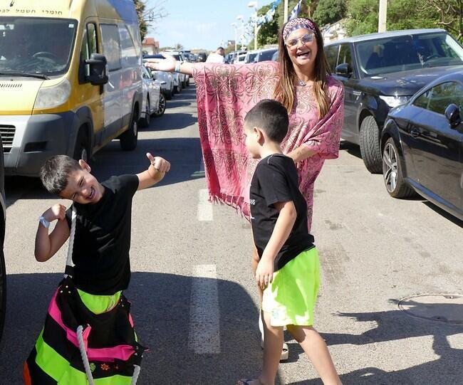 במצב רוח מרומם. אסייג עם הבנים אייל ואריאל (צילום: אמיר מאירי) במצב רוח מרומם. אסייג עם הבנים אייל ואריאל